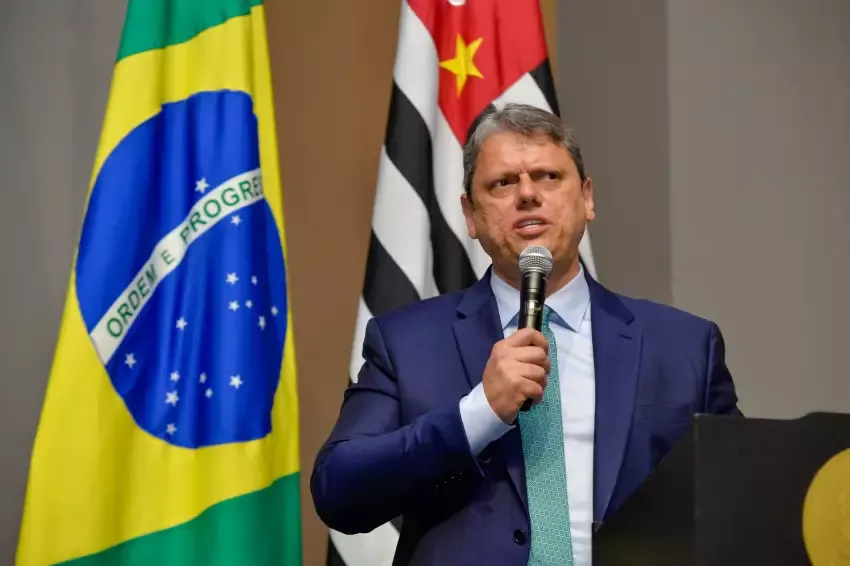 Tarcísio fica neutro em eleições para evitar atrito com Bolsonaro