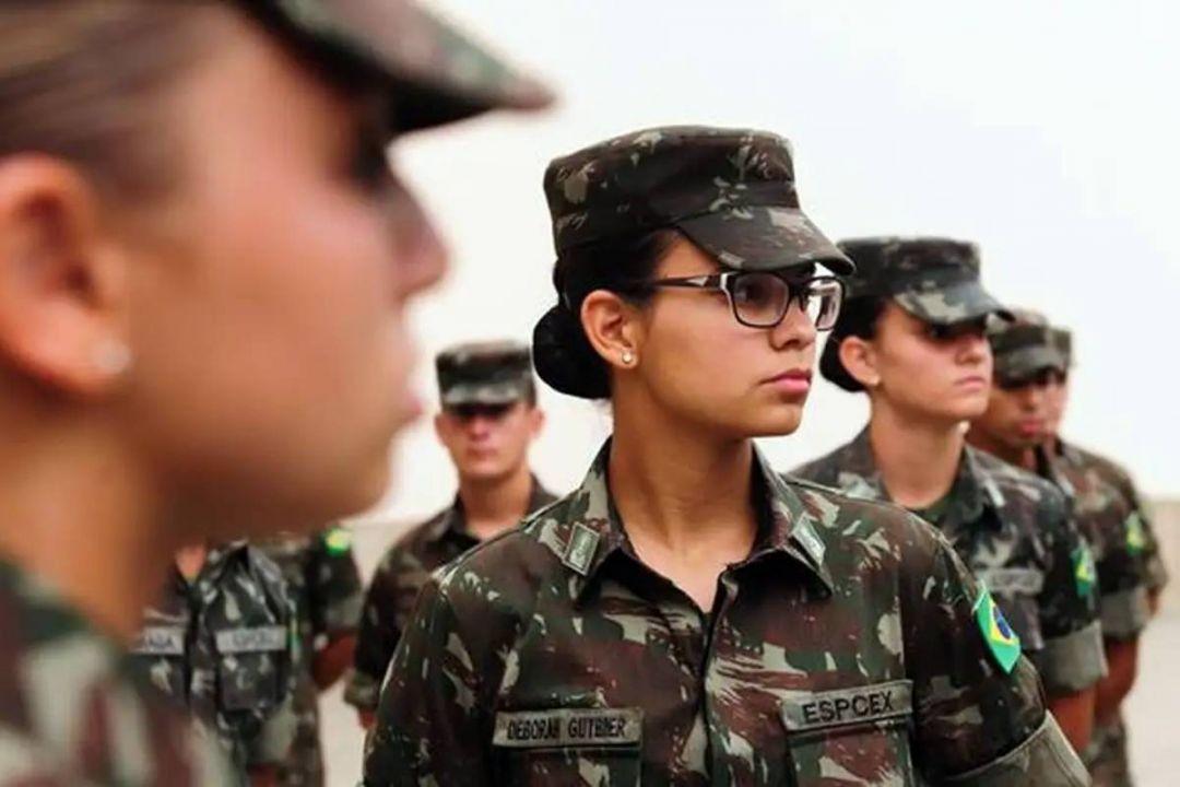 Mulheres poderão se alistar no serviço militar aos 18 anos