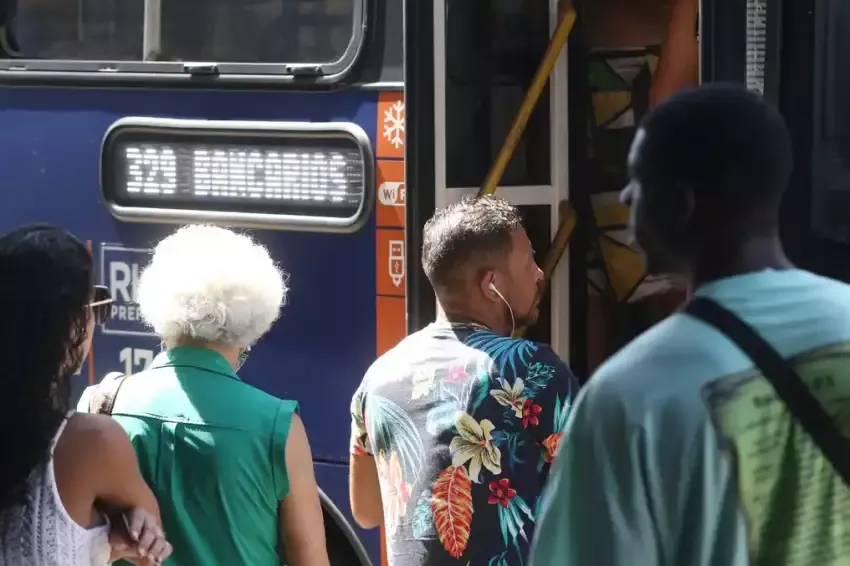 População brasileira começará a diminuir em 2042, diz IBGEO