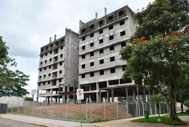 Reunião com a Defesa Civil pode selar futuro de prédio abandonado em São José