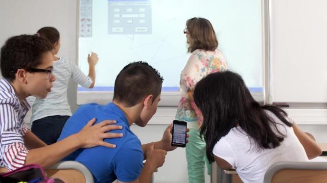 Governo quer proibir celulares nas escolas