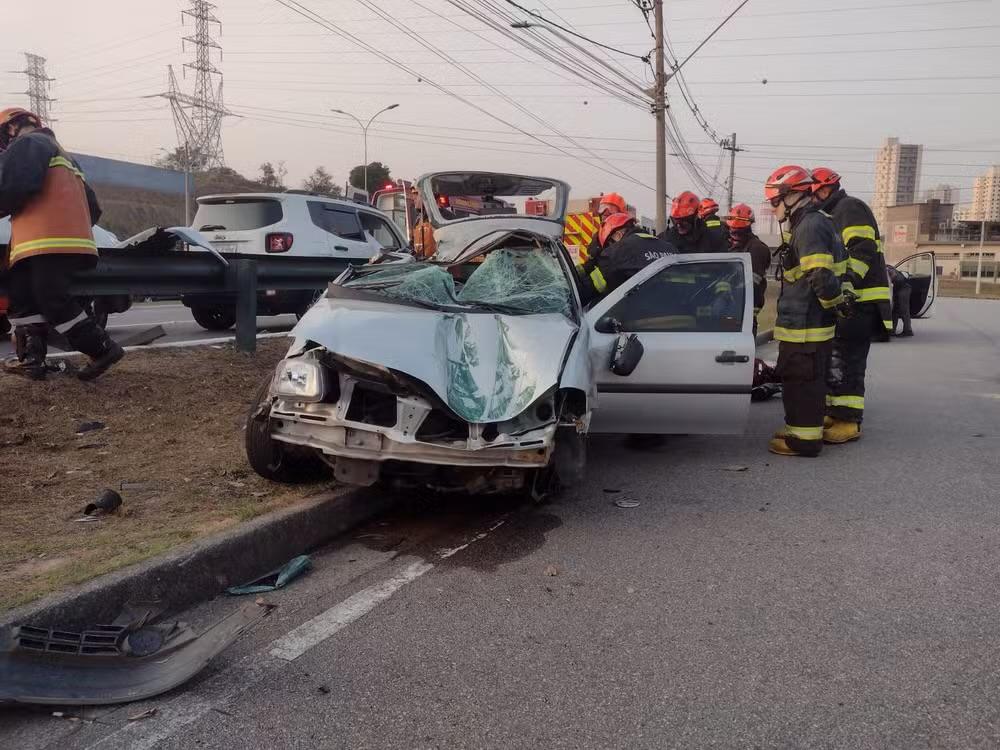 Mulher morre e homem fica ferido em acidente no Anel Viário, em São José