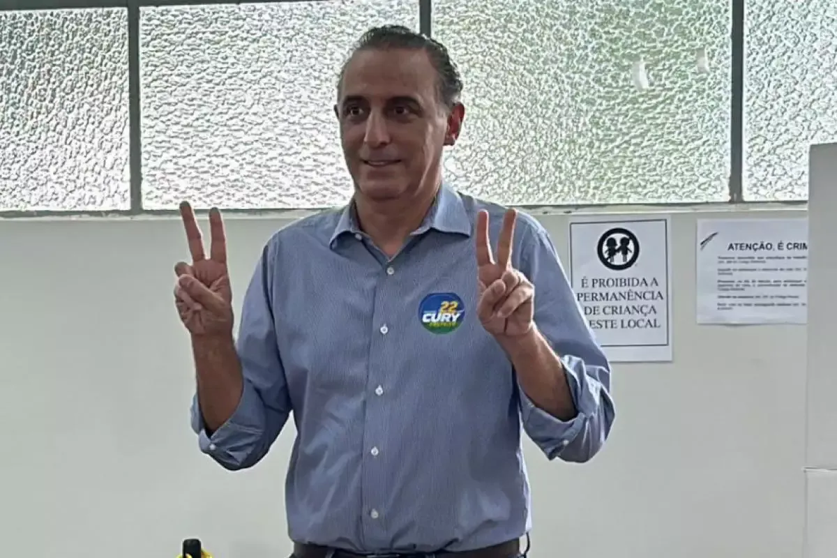 Cury vota ao lado da família e diz confiar na vitória