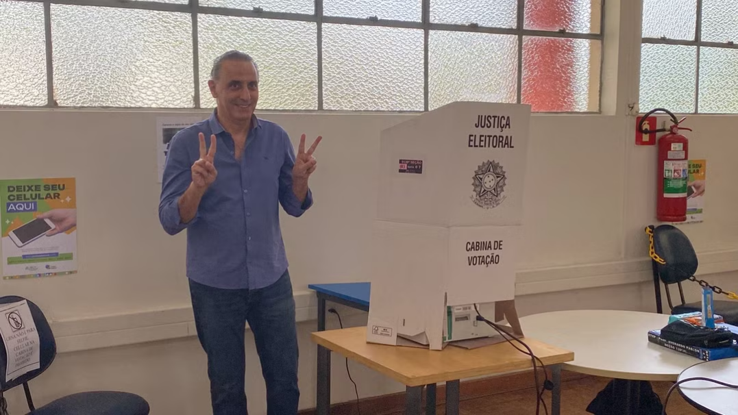 O candidato Eduardo Cury, do PL, chegou às 11h para votar na Etep, em São José dos Campos