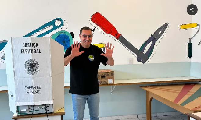 O atual prefeito de São José dos Campos e candidato à reeleição, Anderson Farias, do PSD, votou às 10h50, em uma escola particular no bairro Vale dos Pinheiros.