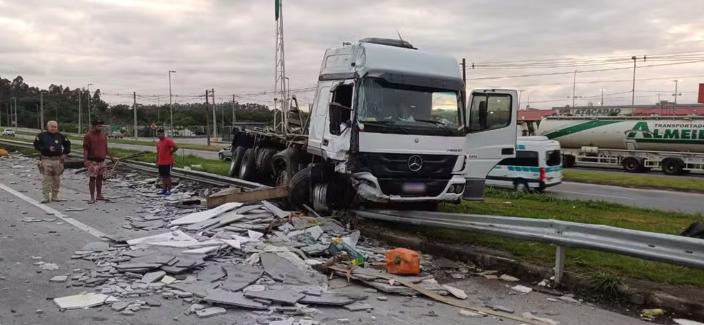 Caminhão invade pista contrária na Dutra e carga cai na rodovia em Jacareí