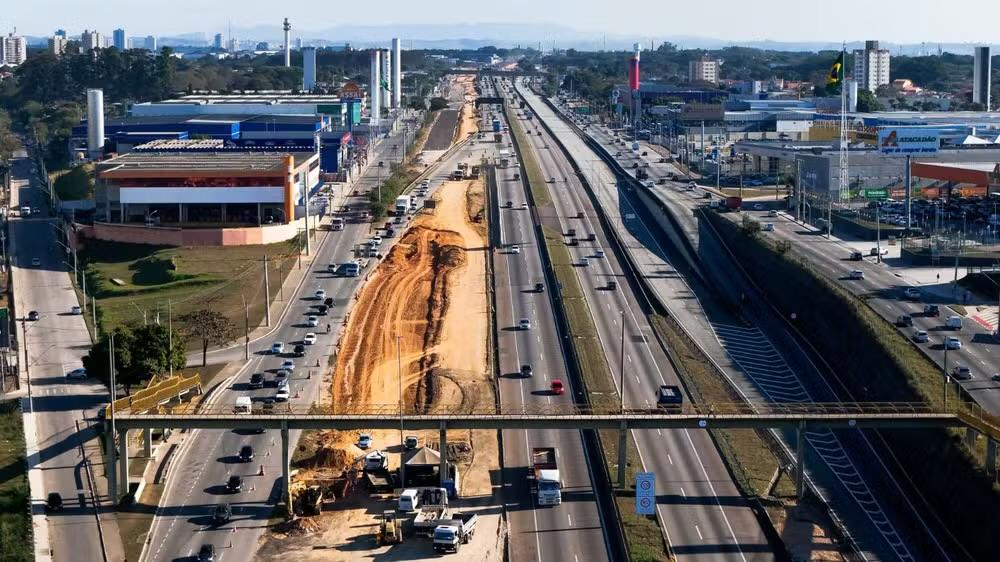 Dutra deve ter trânsito desviado em terceira tentativa de lançamento de vigas no trecho em São José