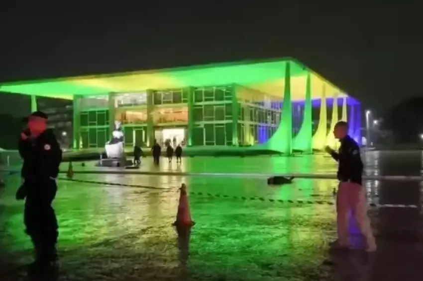 Praça dos Três Poderes, em Brasília, é isolada após explosões; uma pessoa morreu