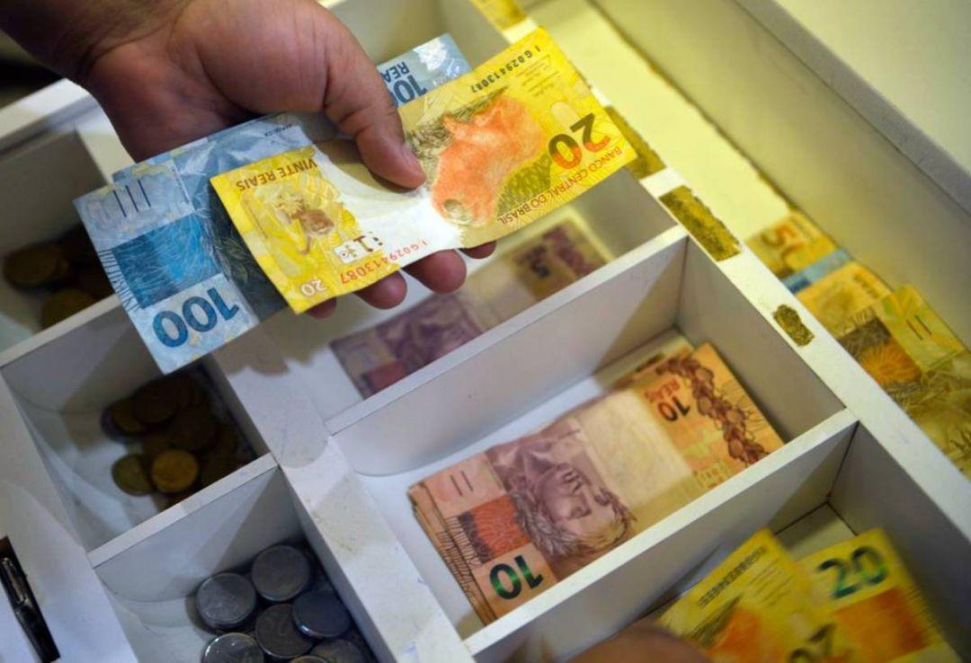 Lula sanciona regra que limita aumento do salário mínimo; veja valor