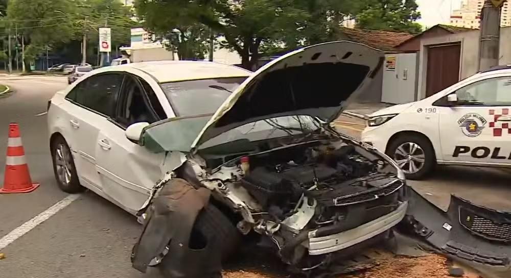 Adolescentes batem carro furtado em árvore, na Zona Sul de São José