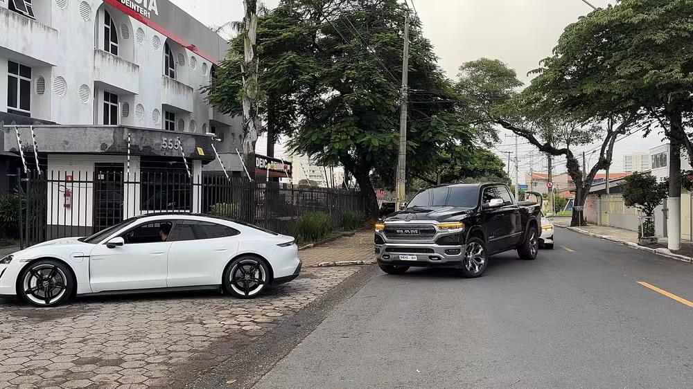 Operação apreende carros de luxo e bloqueia quase R$ 30 milhões em bens em São José