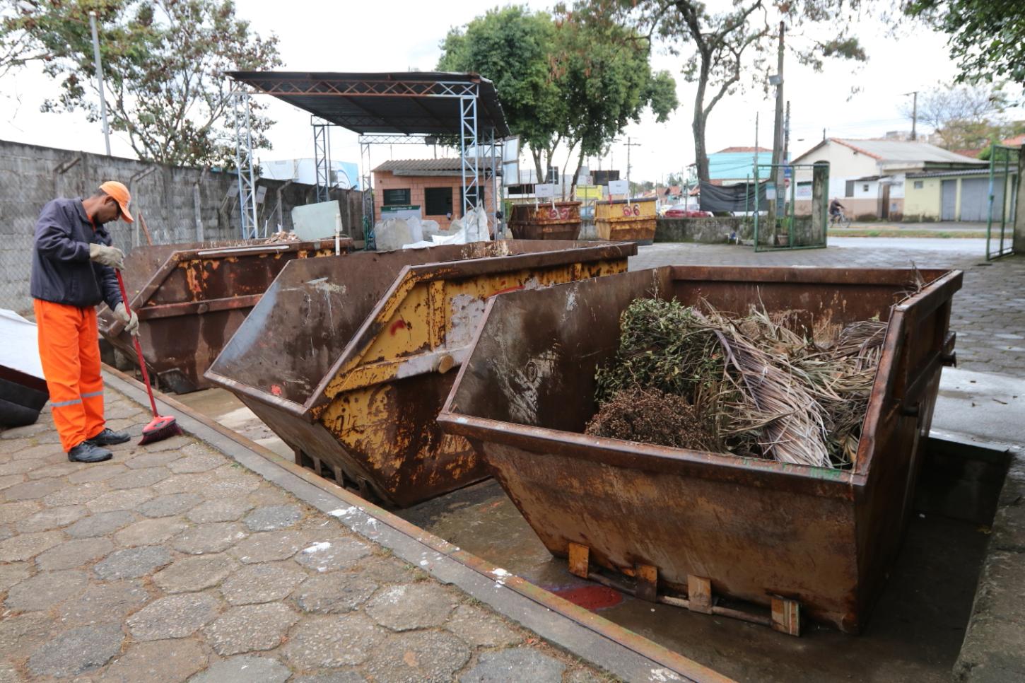Prefeitura de Jacareí monta pontos emergenciais de coleta de lixo