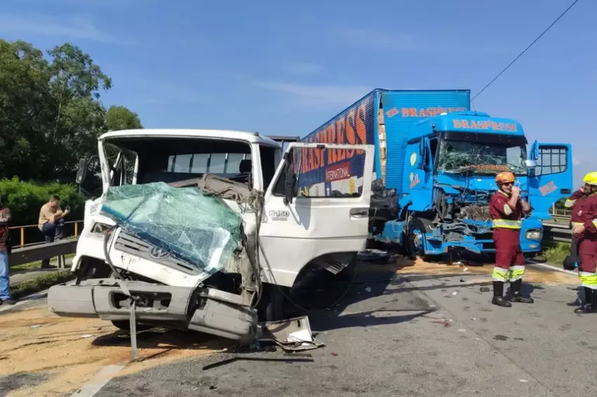 Engavetamento interdita Via Dutra em Jacareí