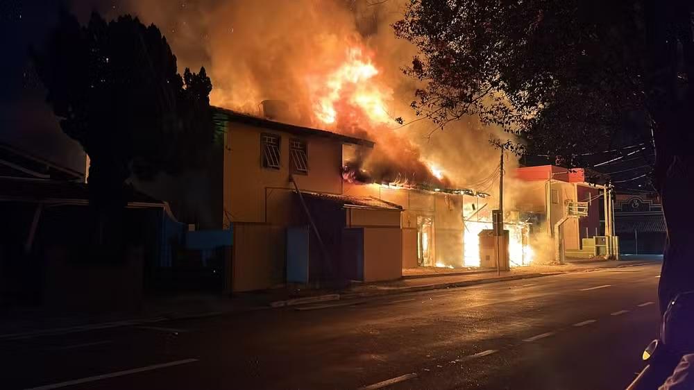 Incêndio que matou quatro pessoas em abrigo de São José foi criminoso, diz PM