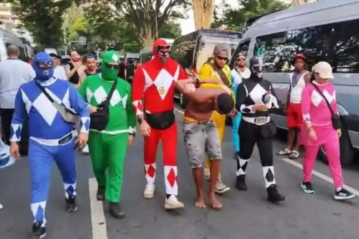 Power Rangers prendem homem com 7 celulares em bloco no Carnaval
