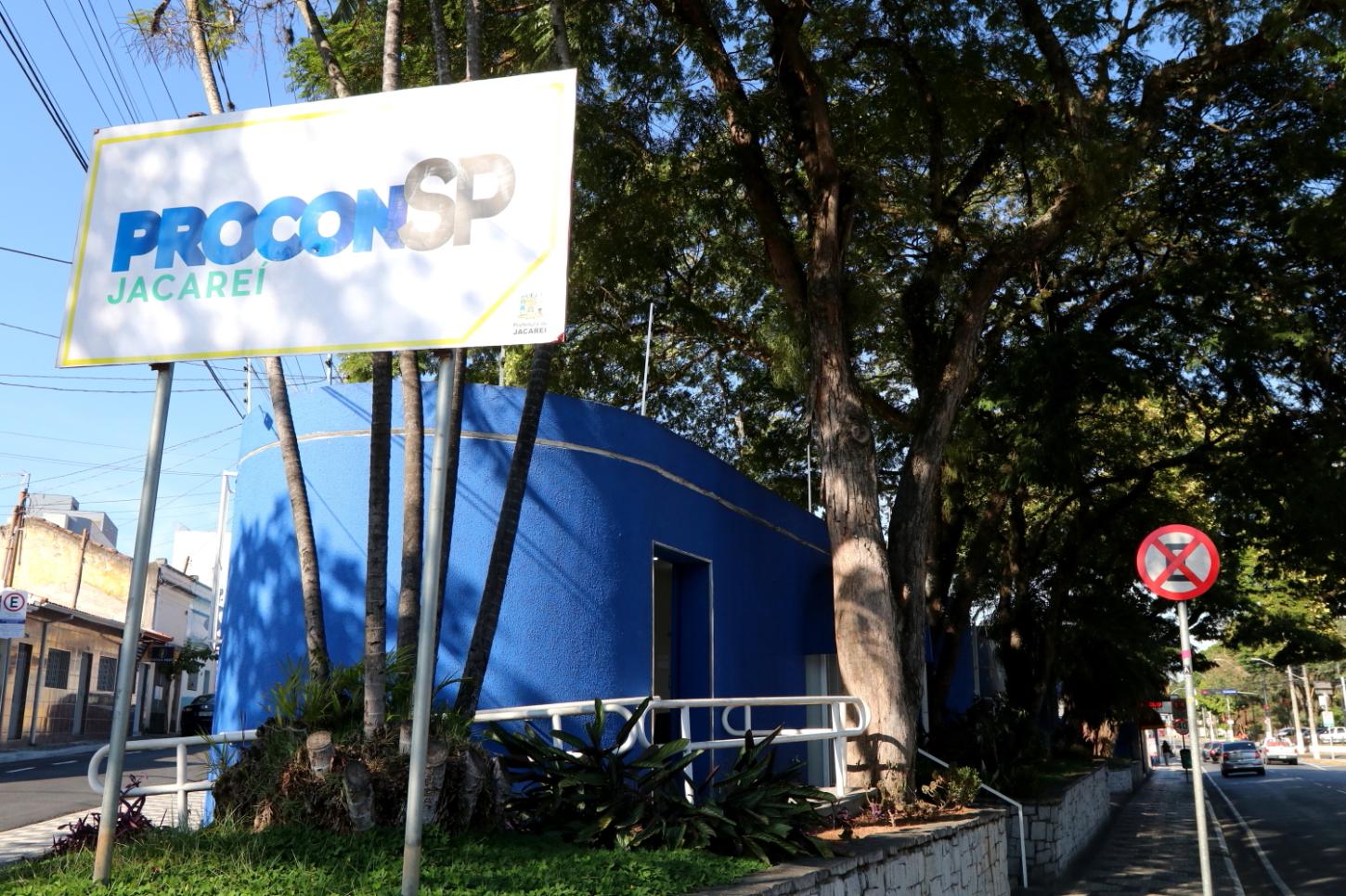 Procon de Jacareí realiza ação de conscientização e orientação ao público