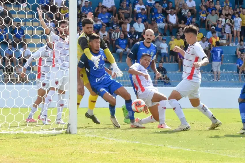 São José vence com dois a menos e pega Taubaté