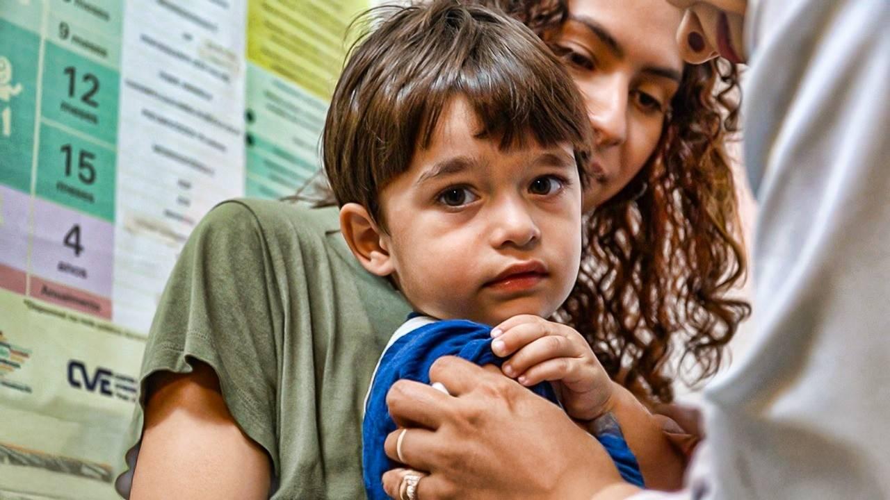 Brasil inicia campanha de vacinação nas escolas, nesta segunda (14)