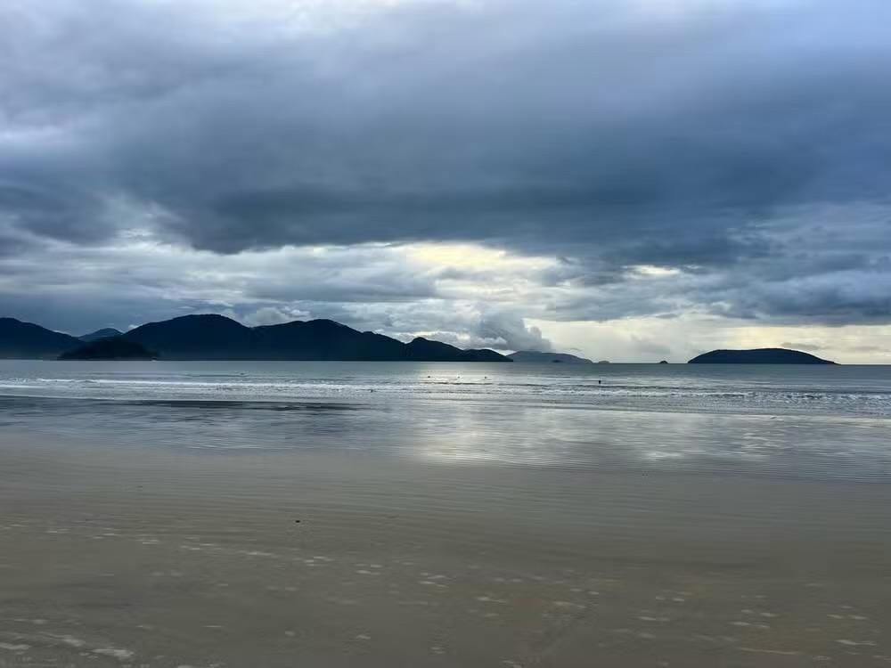 Buscas por jovem que desapareceu enquanto surfava no mar em praia de Ubatuba entram no 3º dia