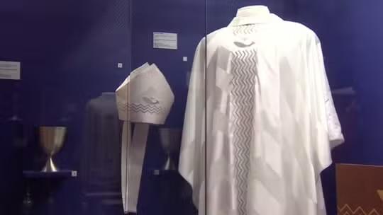 Museu do Santuário Nacional exibe peças usadas por papa Francisco em visita ao Brasil