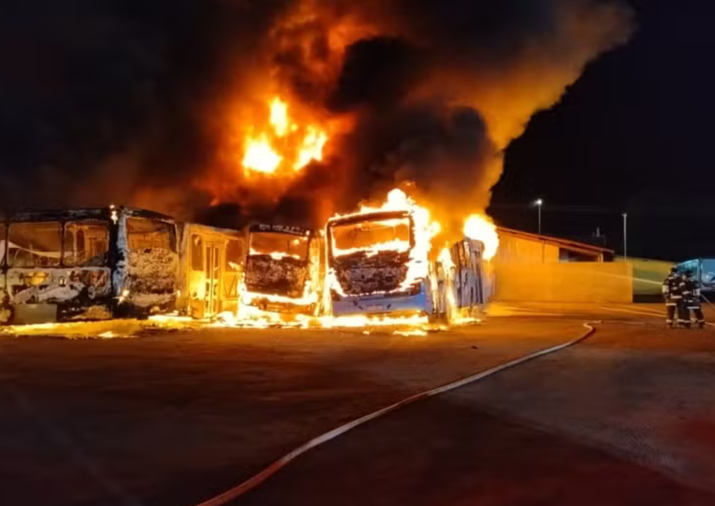 Incêndio destrói 17 ônibus em garagem de Caraguá