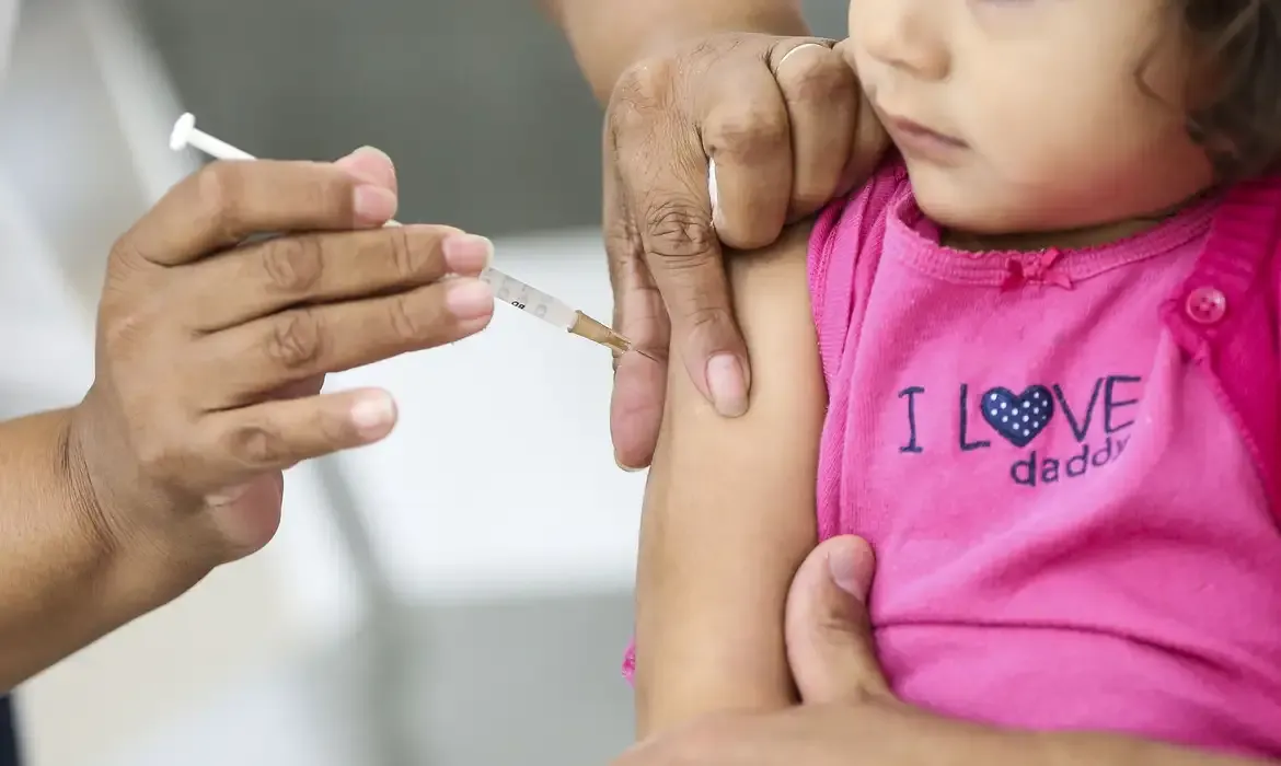 Brasil vive crise prolongada na vacinação infantil, mesmo com melhora em 2023