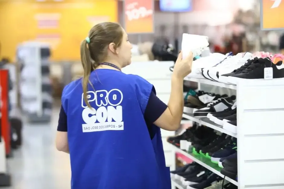 Fiscalização do Procon em São José dos Campos reforça direito do consumidor no Dia dos Namorados