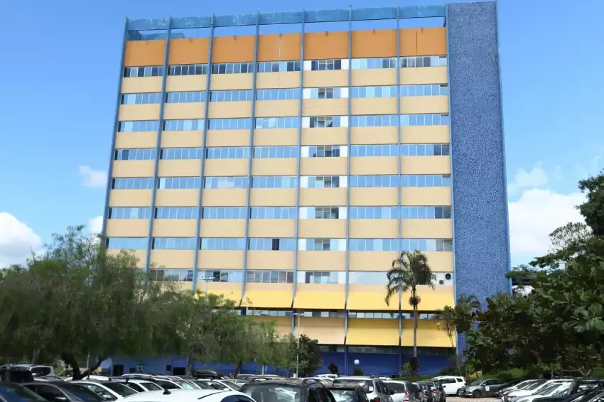 Prefeito Anderson Farias sanciona recriação de cargos inconstitucionais em São José