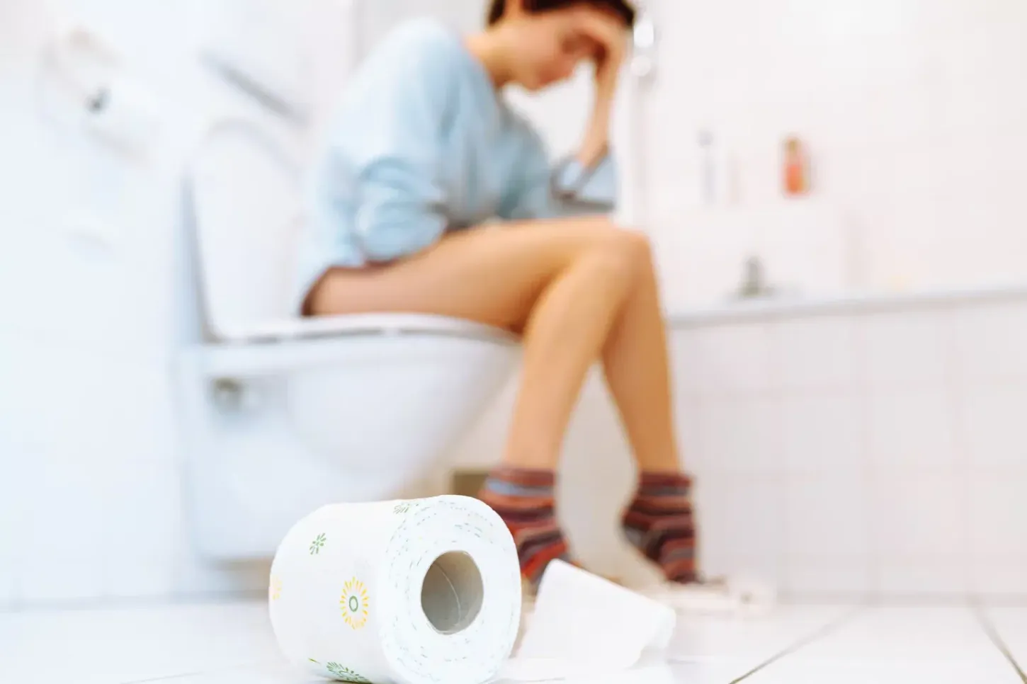 Uso do celular no vaso pode causar hemorroidas, dores posturais e até dependência emocional