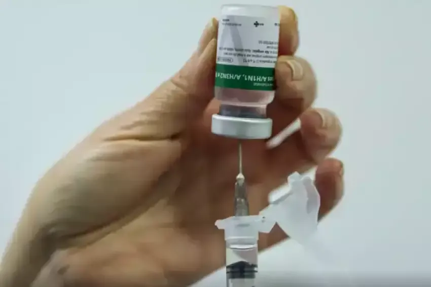 Vacinas contra gripe e Covid reduzem risco de infarto e AVC