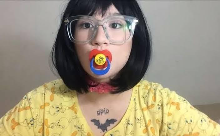 Adultos usam chupeta na China para aliviar estresse; especialistas alertam para riscos