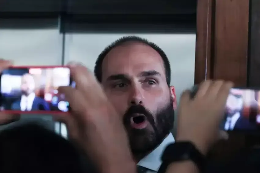 Eduardo Bolsonaro diz que sanção por Mais Médicos é recado