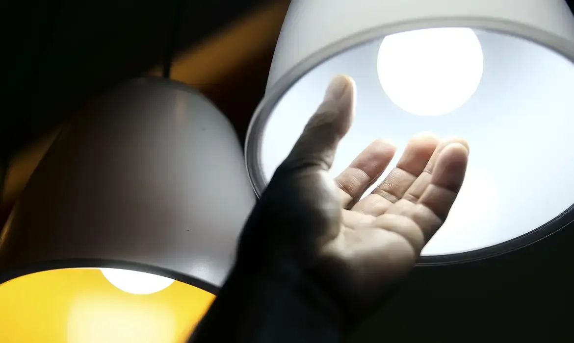 Setembro continua com conta de luz mais cara e bandeira vermelha