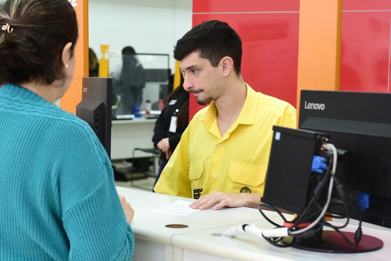 Poupatempo oferece apoio para cadastro de currículo e consulta de vagas de emprego