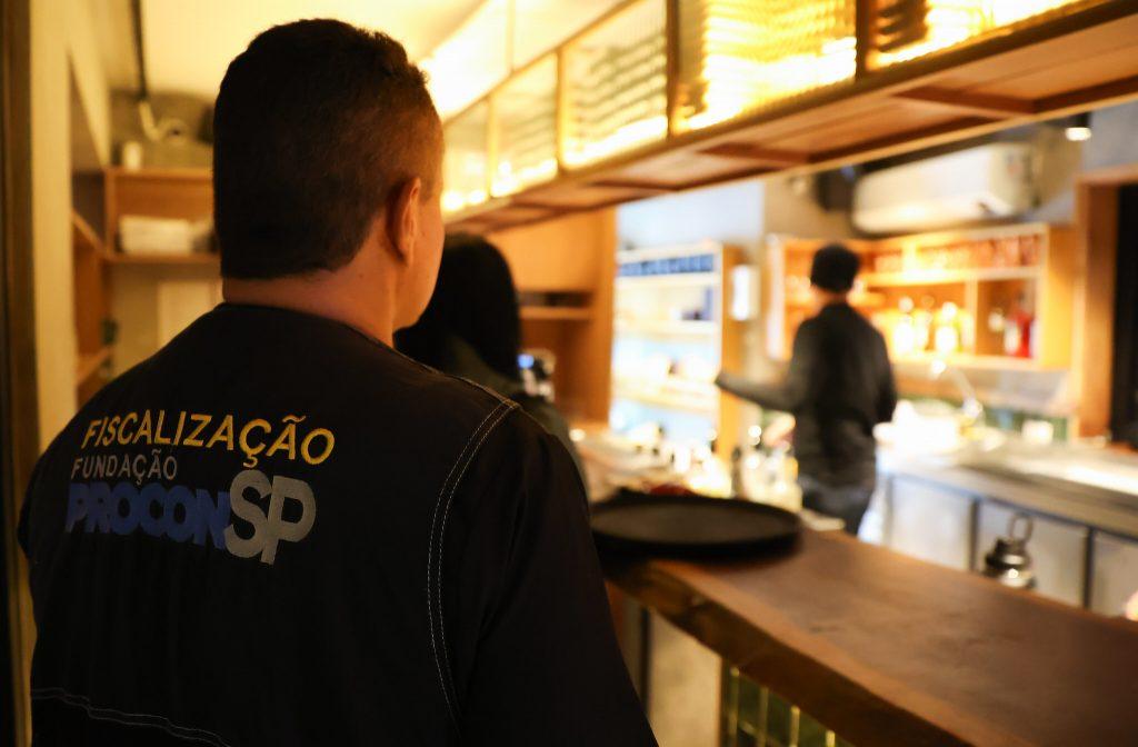 Procon-SP fiscaliza mais de 100 estabelecimentos que comercializam bebidas