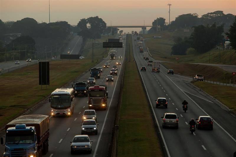Ano Novo deve levar quase 480 mil veículos às rodovias Via Dutra e Rio-Santos