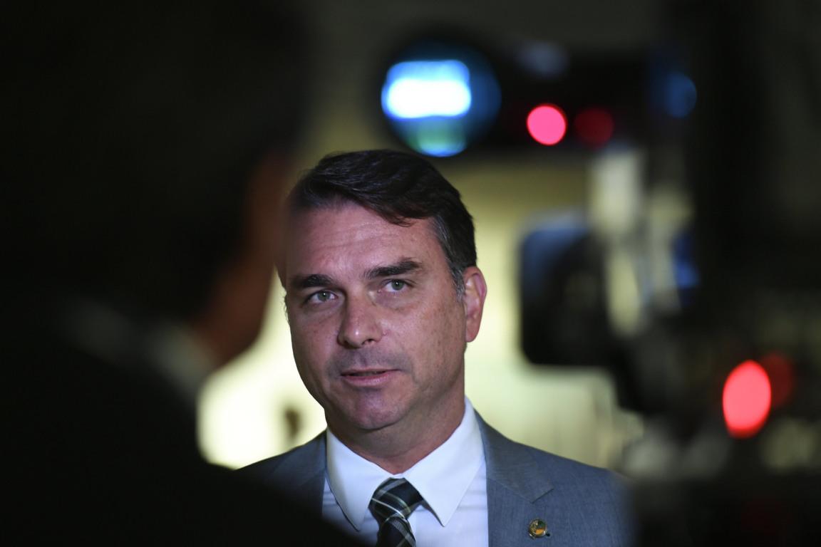 Flávio admite recuar na candidatura, mas diz que cobrará 'preço'