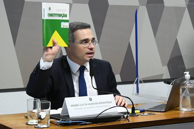 Mendonça cancela recesso para manter prisões do INSS no STF