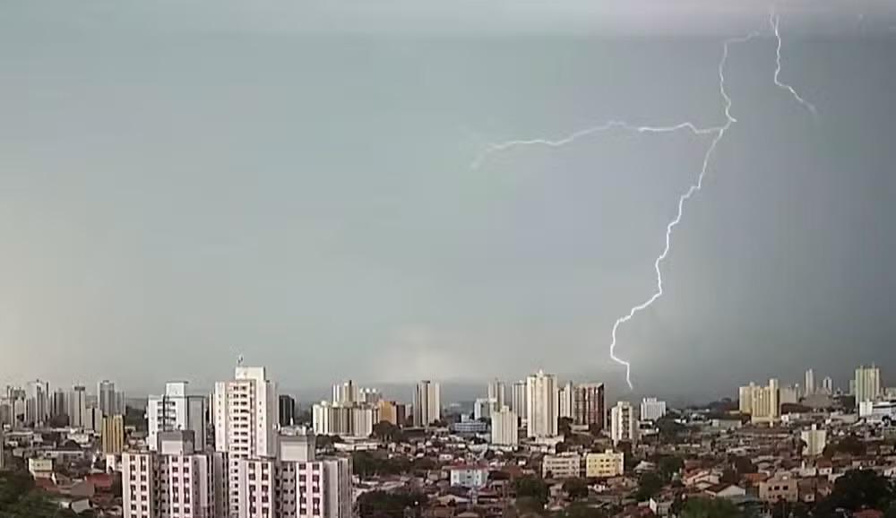 São José dos Campos foi atingido por 1,3 mil raios durante tempestade, aponta Inpe