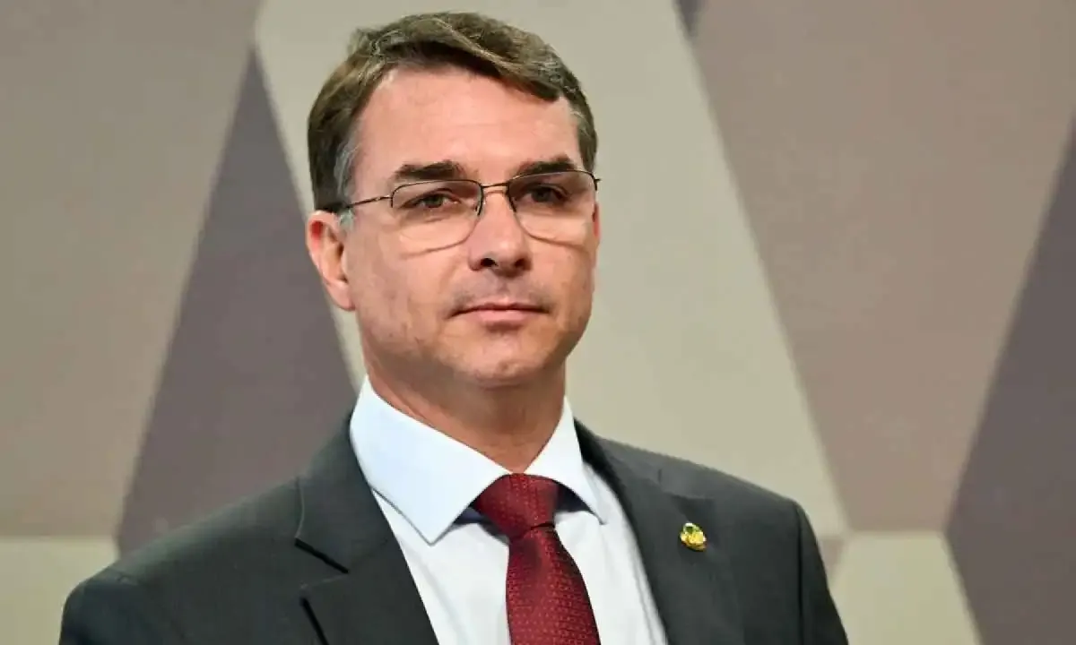 Flávio Bolsonaro usa linguagem neutra e pede união da direita nas eleições