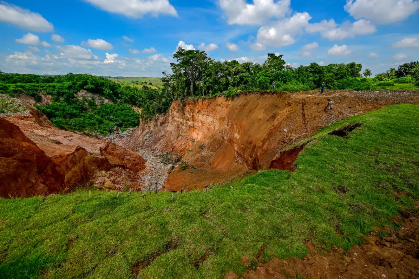 Obra contratada pela Prefeitura de São José falha e cratera continua aumentando na Zona Sul