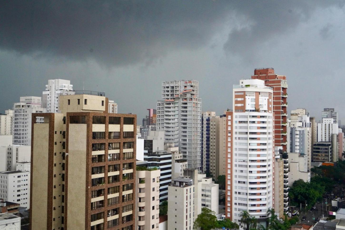 Previsão do tempo para domingo (08), em SP: dia amanhece encoberto e chuvoso
