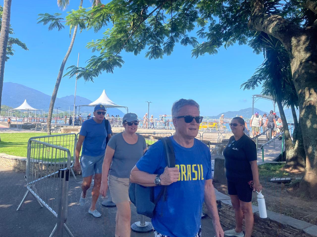 Temporada de cruzeiros: turistas internacionais se encantam por Ilhabela e movimentam economia local