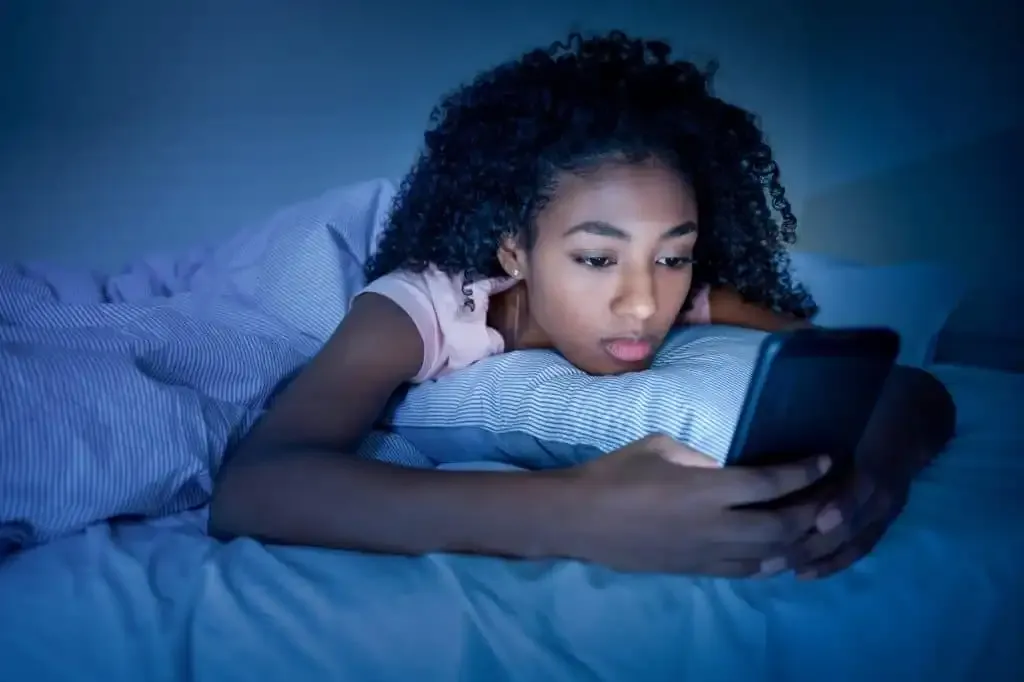 Celular à noite prejudica sono de 7 em cada 10 adolescentes