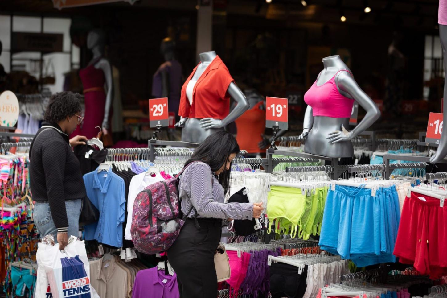 Ipem-SP orienta sobre os riscos de cortar a etiqueta das roupas