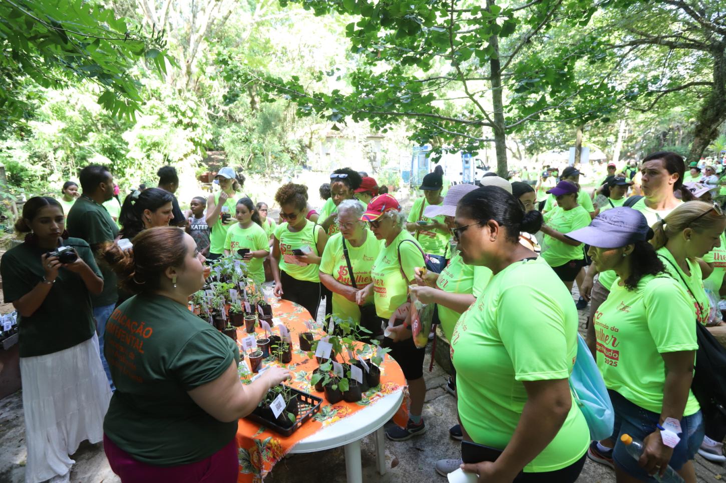 No Dia das Mulheres, “Viver o Viveiro” recebe público de caminhada e tem escalda-pés com ervas medicinais, em Jacareí