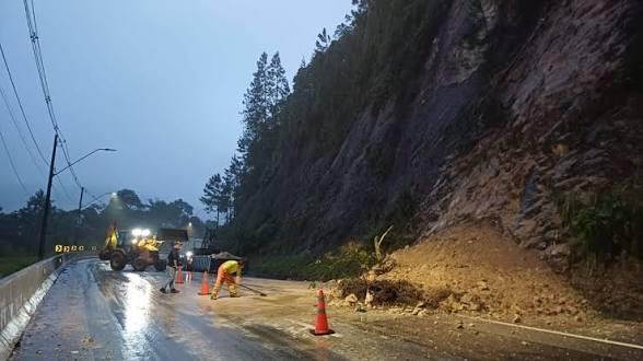 Serra Antiga da Tamoios é totalmente interditada após deslizamento de terra sobre a pista