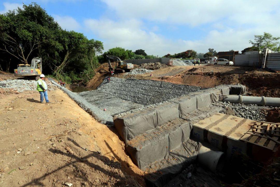 Duplicação de trecho da Avenida Malek Assad recebe obras de drenagem em Jacareí