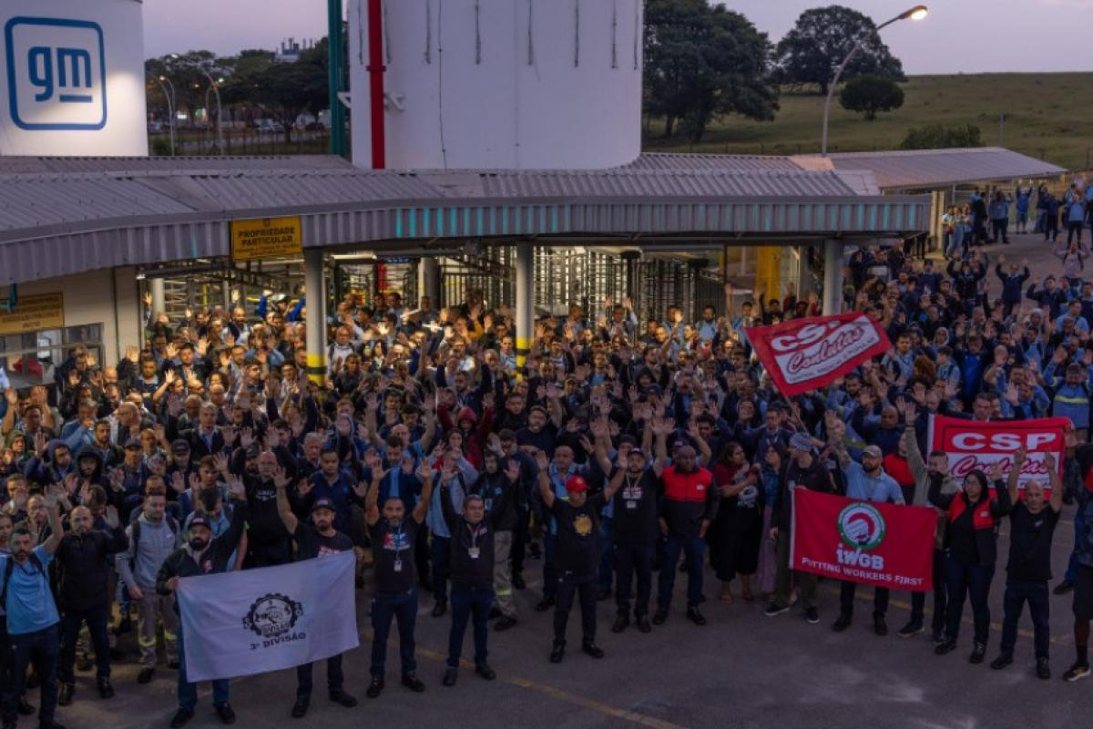 Funcionários da GM aprovam acordo de PLR após negociação em São José