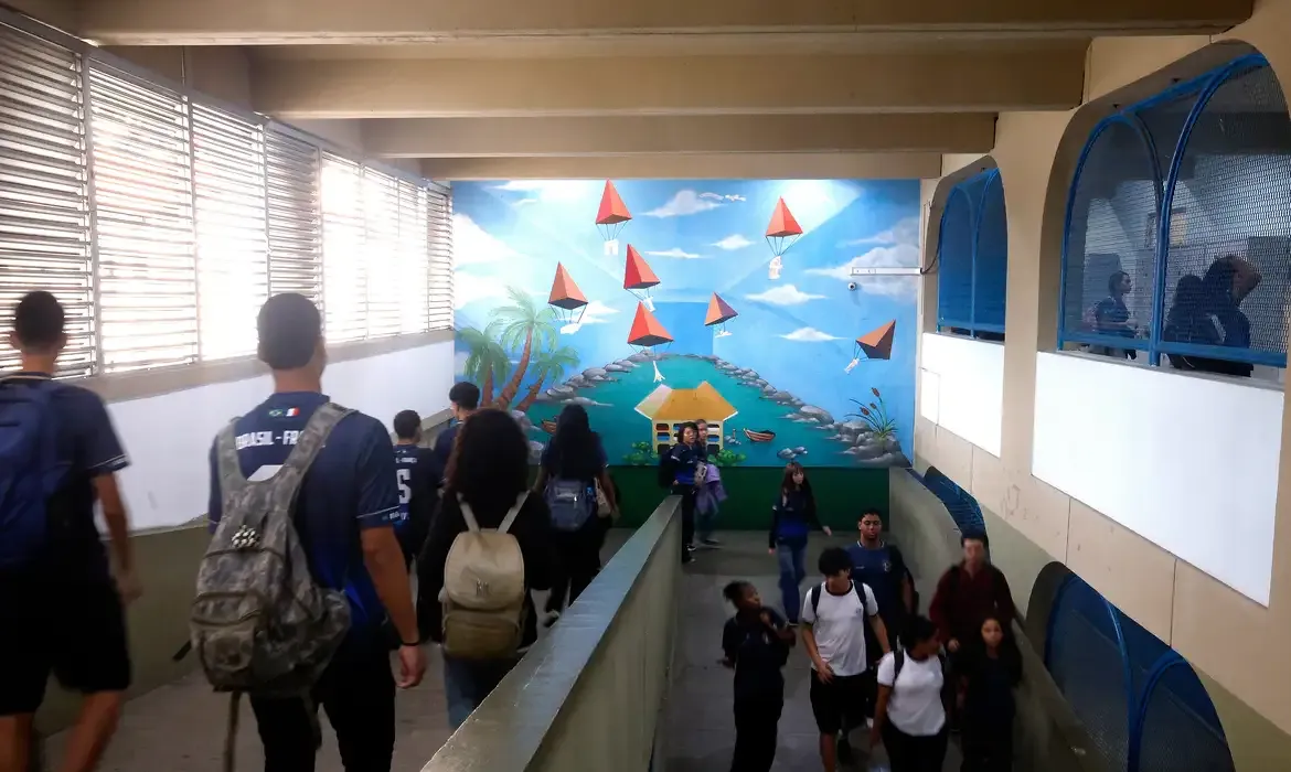 IBGE alerta: 3 em cada 10 adolescentes no Brasil dizem se sentir tristes com frequência